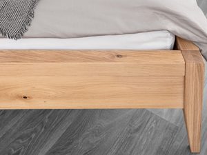 Miniaturka 5 - Detal ramy łóżka dębowego narożnik i noga skośna usłojenie drewna zbliżenie