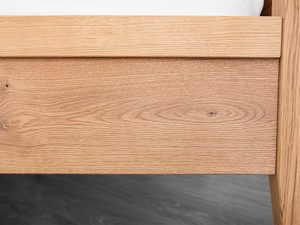 Miniaturka 6 - Łóżko dębowe detal ramy przedniej i nogi usłojenie drewna zbliżenie