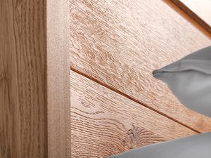 Miniaturka 7 - Detal zagłówka łóżka dębowego z trzech paneli usłojenie drewna zbliżenie
