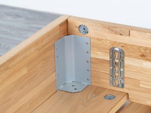 Miniaturka 6 - Detal wewnętrznego narożnika ramy łóżka dębowego metalowe okucia montażowe