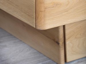 Miniaturka 7 - Łóżko dębowe detal narożnika ramy i nogi połączenie drewniane zbliżenie