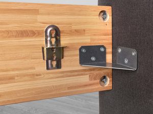 Miniaturka 12 - Łóżko dębowe detal metalowych okuć montażowych zagłówka zbliżenie