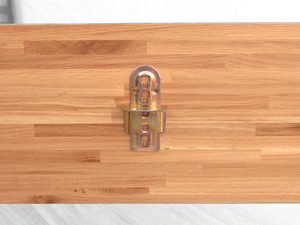 Miniaturka 16 - Łóżko dębowe detal metalowego zawiasu stelaża zbliżenie