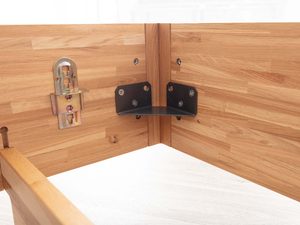 Miniaturka 15 - Łóżko dębowe detal narożnika ramy metalowe okucia montażowe zbliżenie