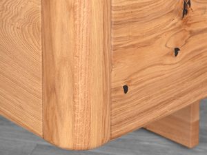 Miniaturka 16 - Detal narożnika ramy łóżka dębowego usłojenie drewna i noga