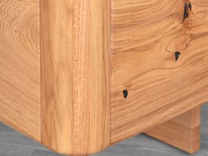 Miniaturka 14 - Łóżko dębowe detal narożnika ramy usłojenie drewna zbliżenie