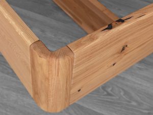 Miniaturka 17 - Łóżko dębowe detal narożnika ramy połączenie drewniane zbliżenie