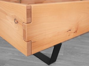 Miniaturka 13 - Łóżko bukowe detal narożnika ramy i metalowej nogi czarnej