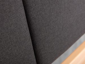 Miniaturka 14 - Łóżko bukowe detal tapicerowanego zagłówka grafitowa tkanina