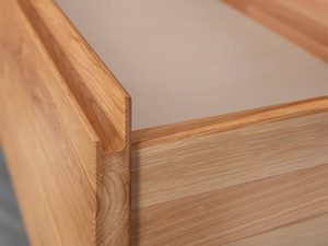 Miniaturka 4 - Komoda dębowa detal narożnika otwartej szuflady zbliżenie