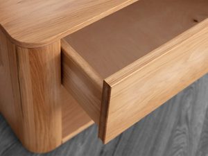 Miniaturka 3 - Szafka nocna dębowa detal otwartej szuflady usłojenie drewna