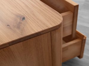 Miniaturka 5 - Szafka nocna dębowa detal blatu i zaokrąglonej krawędzi