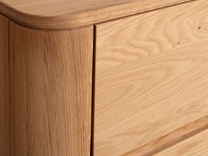 Miniaturka 6 - Dębowa szafka nocna detal frontu szuflad i zaokrąglenia