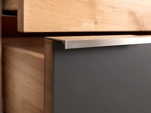 Miniaturka 5 - Dębowa szafka nocna detal grafitowej szuflady z metalowym uchwytem