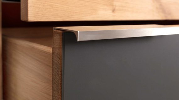 Miniaturka 5 - Elegancka szafka nocna z litego drewna Eleana 2L-RE