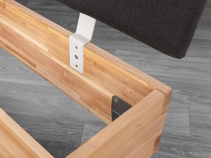 Miniaturka 13 - Łóżko dębowe detal mocowania zagłówka metalowy uchwyt i rama zbliżenie