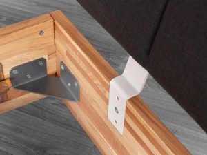 Miniaturka 17 - Łóżko dębowe detal narożnika ramy metalowe okucia montażowe zbliżenie