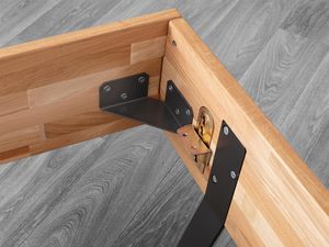 Miniaturka 16 - Łóżko dębowe detal narożnika ramy metalowe okucia i zawias zbliżenie