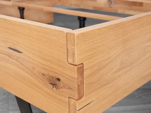 Miniaturka 15 - Łóżko dębowe detal narożnika ramy połączenie drewniane i noga