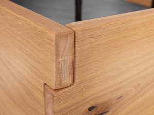 Miniaturka 14 - Łóżko dębowe detal narożnika ramy połączenie drewniane zbliżenie