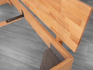 Miniaturka 4 - Detal konstrukcji ramy łóżka bukowego metalowy narożnik i zagłówek zbliżenie