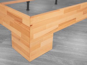 Miniaturka 5 - Łóżko bukowe detal narożnika ramy i prostej nogi usłojenie drewna zbliżenie