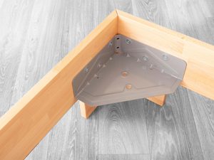 Miniaturka 6 - Detal konstrukcji ramy łóżka bukowego metalowy narożnik mocowanie zbliżenie