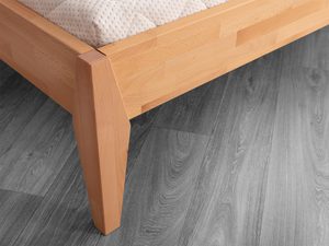 Miniaturka 13 - Detal narożnika ramy łóżka bukowego i skośnej nogi usłojenie drewna zbliżenie