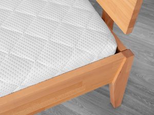 Miniaturka 14 - Łóżko bukowe detal ramy bocznej materac i noga usłojenie drewna zbliżenie