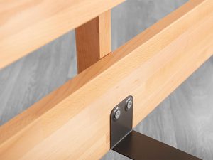 Miniaturka 18 - Łóżko bukowe detal ramy centralnej metalowy kątownik mocowanie zbliżenie