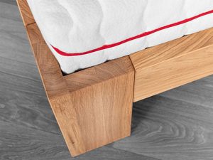 Miniaturka 8 - Detal narożnika ramy łóżka dębowego i nogi usłojenie drewna zbliżenie