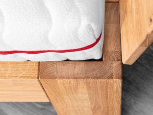 Miniaturka 10 - Detal narożnika łóżka dębowego z zagłówkiem usłojenie drewna zbliżenie