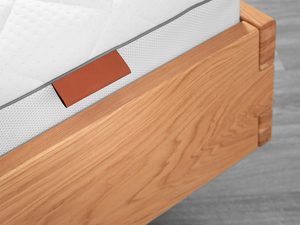 Miniaturka 5 - Łóżko jesionowe detal ramy bocznej usłojenie drewna i materac