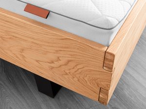 Miniaturka 6 - Łóżko jesionowe detal narożnika ramy połączenie drewniane zbliżenie