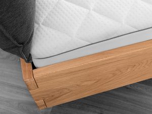 Miniaturka 7 - Łóżko jesionowe detal ramy z tapicerowaną poduszką grafitową zbliżenie