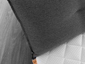 Miniaturka 8 - Łóżko jesionowe detal tapicerowanej poduszki grafitowej tkanina