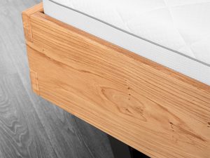 Miniaturka 11 - Łóżko jesionowe detal ramy bocznej usłojenie drewna zbliżenie