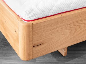 Miniaturka 2 - Łóżko dębowe detal narożnika ramy i nogi usłojenie drewna zbliżenie