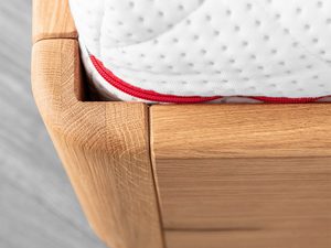 Miniaturka 3 - Detal narożnika ramy łóżka dębowego połączenie drewniane zbliżenie