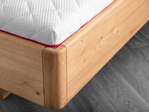 Miniaturka 6 - Łóżko dębowe detal ramy bocznej usłojenie drewna i noga zbliżenie