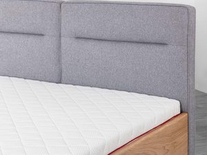 Miniaturka 7 - Dębowe łóżko z materacem i zagłówkiem szarym detal narożnik zbliżenie