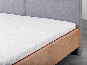 Miniaturka 8 - Łóżko dębowe detal ramy bocznej zagłówek szary i materac zbliżenie