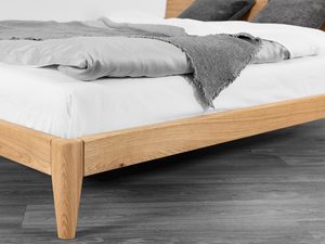 Miniaturka 3 - Detal łóżka dębowego narożnik ramy i noga skośna usłojenie drewna