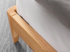 Miniaturka 4 - Łóżko dębowe detal ramy bocznej i nogi skośnej usłojenie drewna zbliżenie