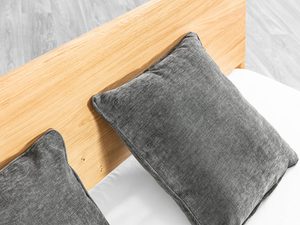 Miniaturka 6 - Łóżko dębowe detal drewnianego zagłówka i grafitowych poduszek zbliżenie