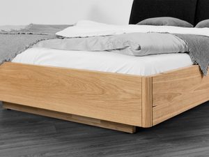 Miniaturka 2 - Detal ramy łóżka dębowego z pościelą szarą usłojenie drewna zbliżenie