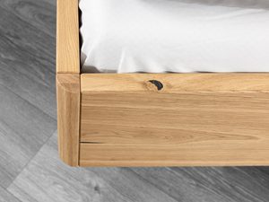 Miniaturka 3 - Łóżko dębowe detal narożnika ramy z sękiem usłojenie drewna zbliżenie