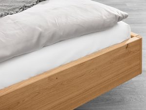 Miniaturka 4 - Detal ramy łóżka dębowego z pościelą białą usłojenie drewna zbliżenie