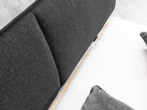 Miniaturka 5 - Detal zagłówka tapicerowanego grafitowego łóżka faktura tkaniny zbliżenie