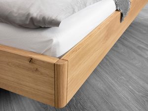 Miniaturka 6 - Łóżko dębowe detal narożnika ramy i nogi usłojenie drewna zbliżenie